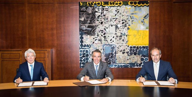 El presidente de Egeda, Enrique Cerezo; el director general de Negocio de CaixaBank, Juan Antonio Alcaraz; y el consejero delegado de Crea SGR, Miguel Ángel Benzal.