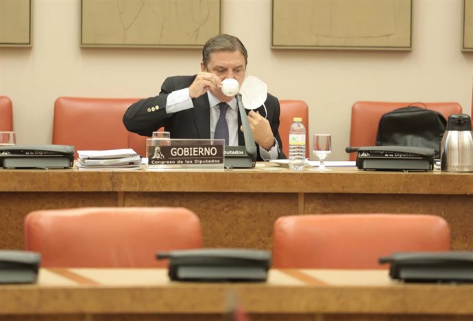 El ministro de Agricultura, Pesca y Alimentación, Luis Planas, bebe de una taza a su llegada a una Comisión de Agricultura, Pesca y Alimentación en el Congreso de los Diputados, a 13 de septiembre de 2021, en Madrid, (España). Su comparecencia tiene com