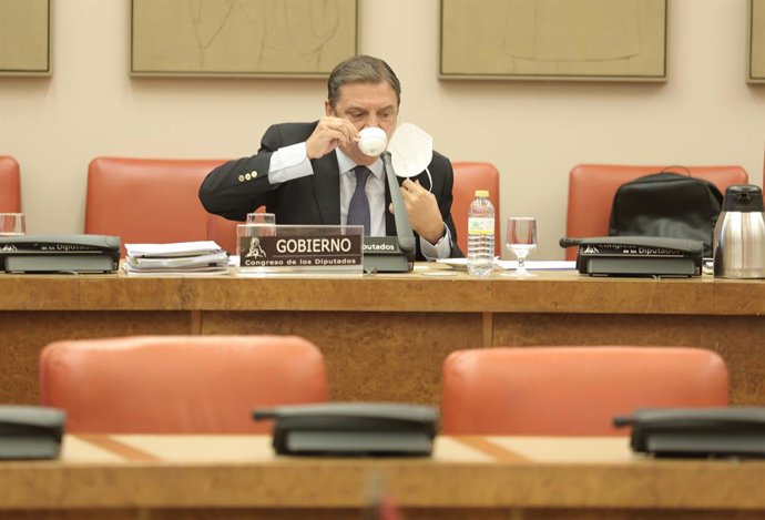 El ministro de Agricultura, Pesca y Alimentación, Luis Planas, bebe de una taza a su llegada a una Comisión de Agricultura, Pesca y Alimentación en el Congreso de los Diputados, a 13 de septiembre de 2021, en Madrid, (España). Su comparecencia tiene com