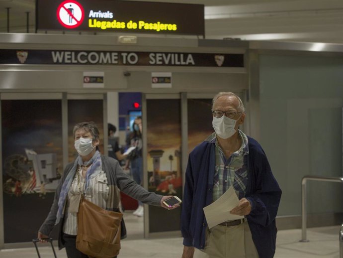 Archivo - Llegada de turistas procedentes de un vuelo extranjero, en una imagen de archivo.