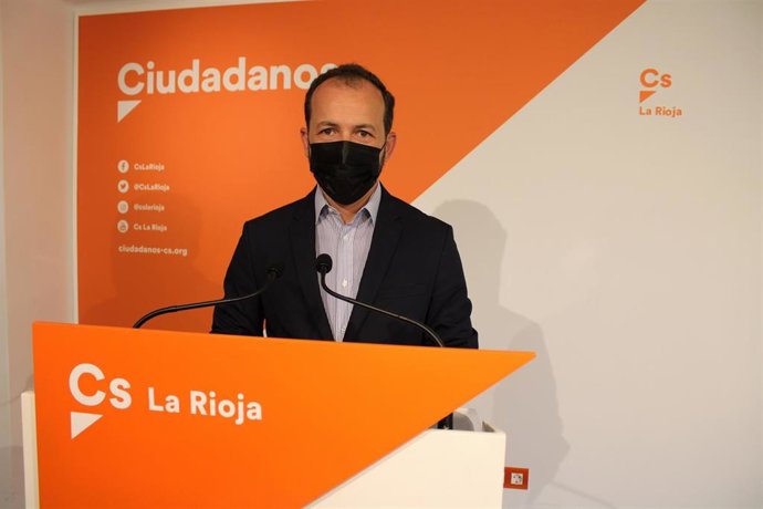 El portavoz del Grupo Parlamentario de Ciudadanos La Rioja, Pablo Baena, en comparecencia de prensa
