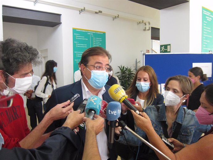El presidente de la Junta, Guillermo Fernández Vara, atiende a los medios