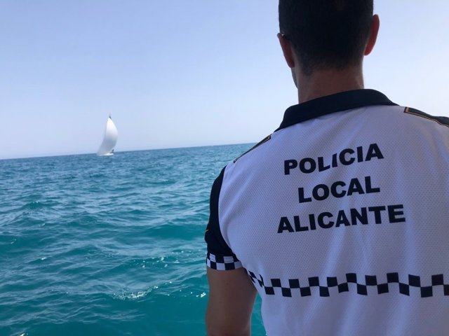 Una mujer llega a nado a un club naútico de Alicante tras caer al mar del velero donde estaba con la familia