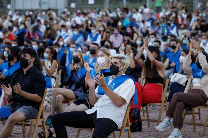Asistentes al acto de graduación de Escuela CES