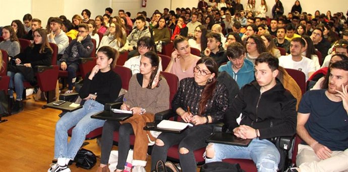 Estudiantes de la UCAM en una reunión informativa sobre los programas de movilidad. Foto de archivo