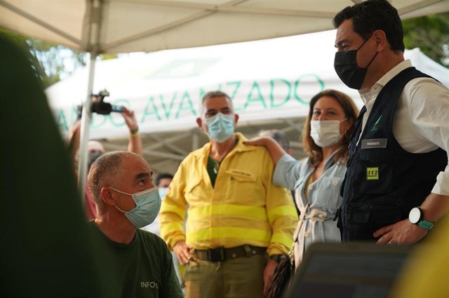 El presidente de la Junta de Andalucía, Juanma Moreno, en una foto de archivo en el puesto de mando avanzado del incendio en Sierra Bermeja.