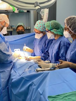 Cirujanos del Hospital de Valme durante una operación.