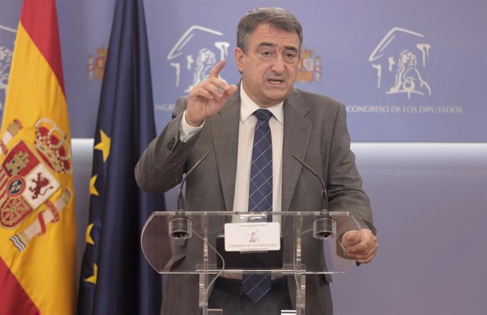 El portavoz del PNV en el Congreso de los Diputados, Aitor Esteban, ofrece una rueda de prensa en el Congreso