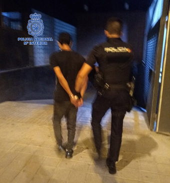 Imagen del detenido, custodiado por la Policía Nac