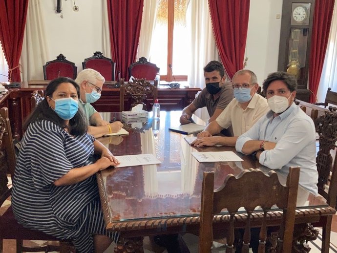 La presidenta de Iprodeco, Dolores Amo, con responsables de la Asociación Ecológica de Sierra Morena.