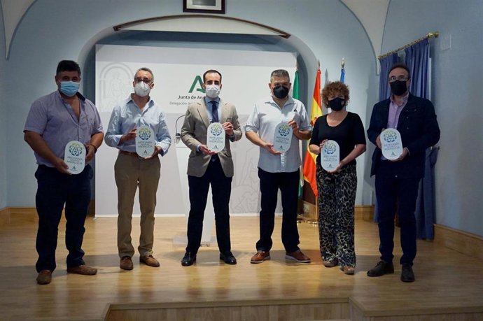 El delegado de Empleo, Formación, Trabajo Autónomo, Transformación Económica, Industria, Conocimiento y Universidades de la Junta en Córdoba, Ángel Herrador (tercero por la izda.), en la entrega de distintivos.