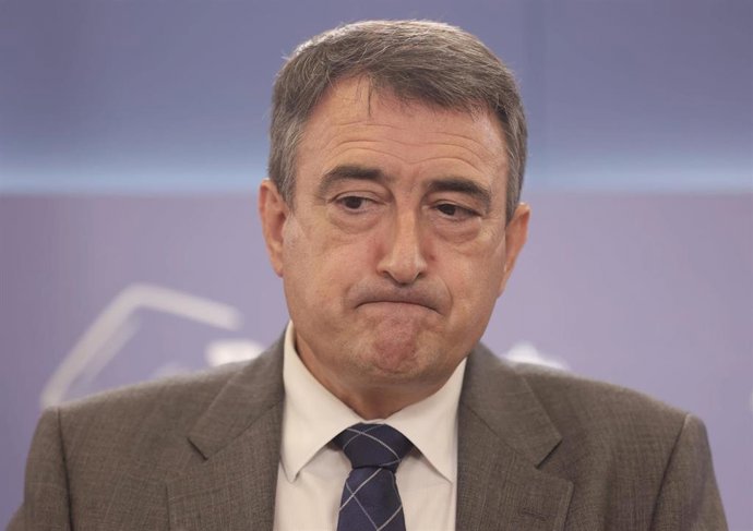 El portavoz del PNV en el Congreso de los Diputados, Aitor Esteban, ofrece una rueda de prensa