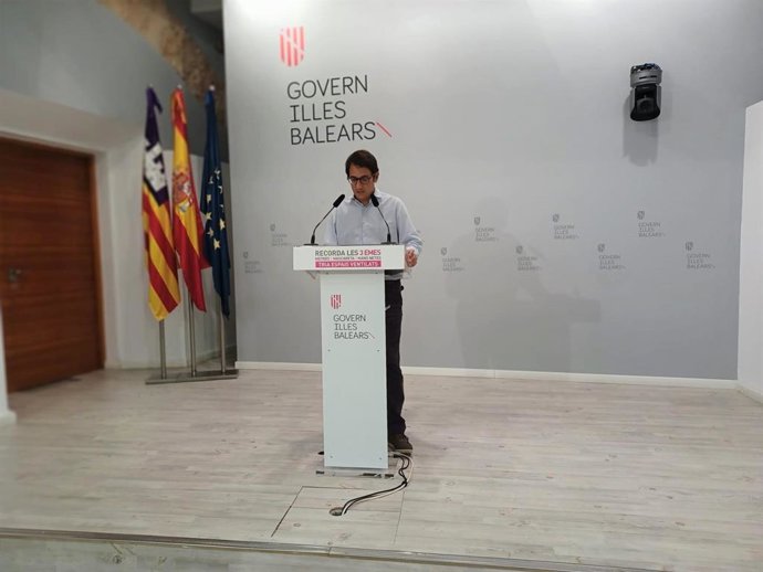 El portavoz del Govern y conseller de Modelo Económico, Turismo y Trabajo, Iago Negueruela, en una rueda de prensa en el Consolat de Mar.