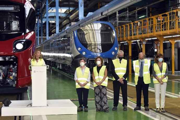 La ministra de Transportes, Raquel Sánchez, en una visita a la fábrica de Alstom, junto con el presidente de Renfe, Isaías Táboas, y el de Alstom España, Leopoldo Maestu