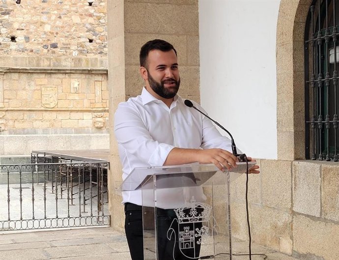 El alcalde de Cáceres, Luis Salaya, en una rueda de prensa