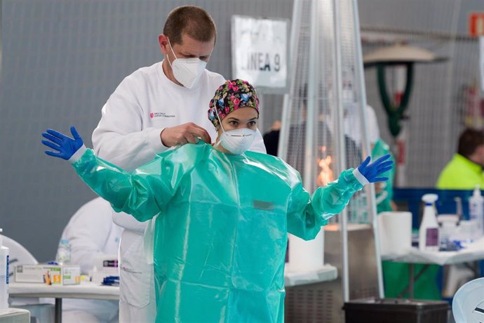 Archivo - Una trabajadora sanitaria se protege para realizar tests de antígenos.