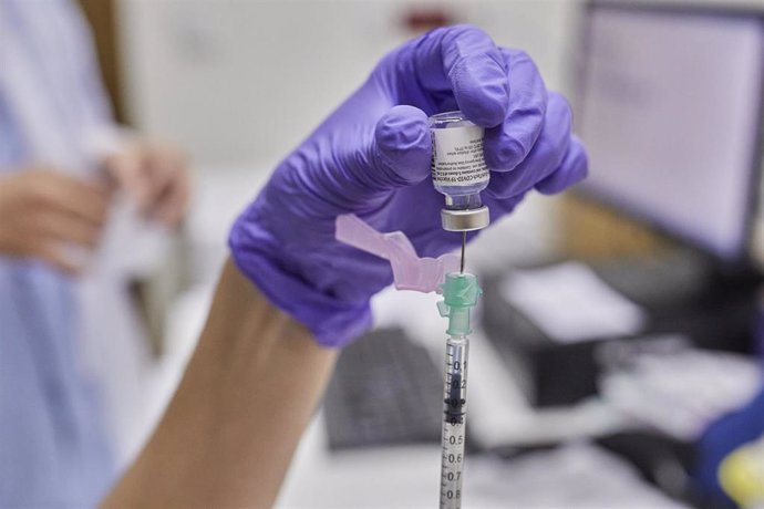 Archivo - Una enfermera prepara la vacuna para un sanitario contra el coronavirus en el Hospital Gregorio Marañón de Madrid (España), a 11 de enero de 2021. La Comunidad de Madrid continúa este lunes con la vacunación contra la covid-19 de los profesion