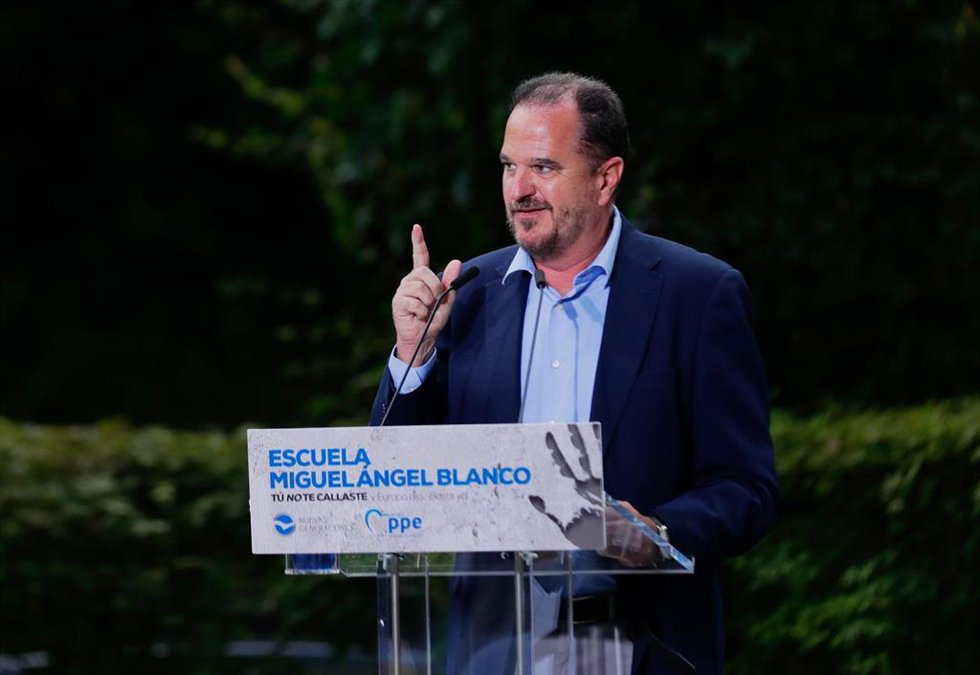 Archivo - El presidente del PP vasco, Carlos Iturgaiz, durante la clausura de la Escuela de Verano Miguel Ángel Blanco, a 11 de julio de 2021, en Ermua, Euskadi (España). 