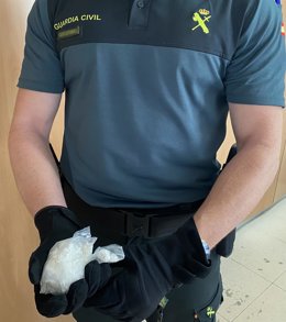 Imagen de archivo de un Guardia Civil incautando droga.