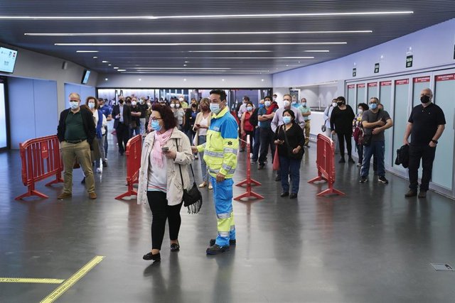 Archivo - Varias personas esperan para ser vacunadas con la dosis de Pfizer en el Wanda Metropolitano.