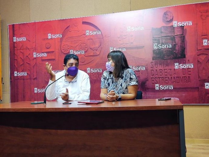 Jesús Pozo y Gloria Gonzalo explican el convenio para que las mujeres maltratadas disfruten de vacaciones