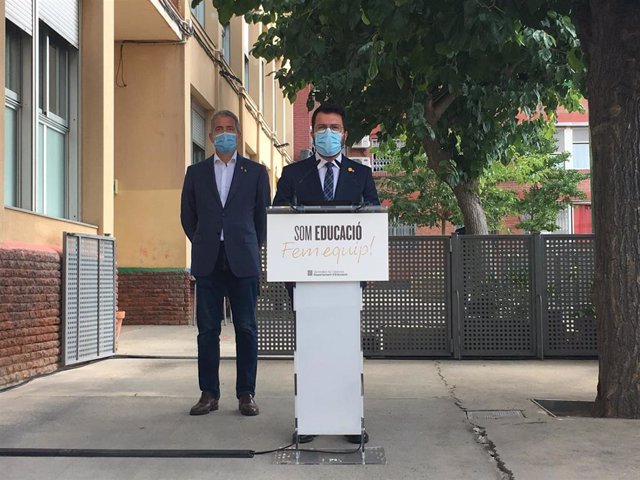 El presidente de la Generalitat, Pere Aragonès, y el conseller de Educación, Josep Gonzàlez-Cambray (detrás), en una rueda de prensa en la Escola Tanit de Santa Coloma de Gramenet (Barcelona) el primer día del curso 2021-2022