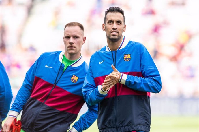 Ter Stegen y Busquets en un partido del Barcelona