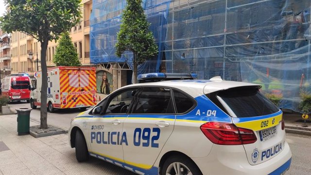 Un coche de la Policía en la Calle Quintana donde se produjo el incidente.