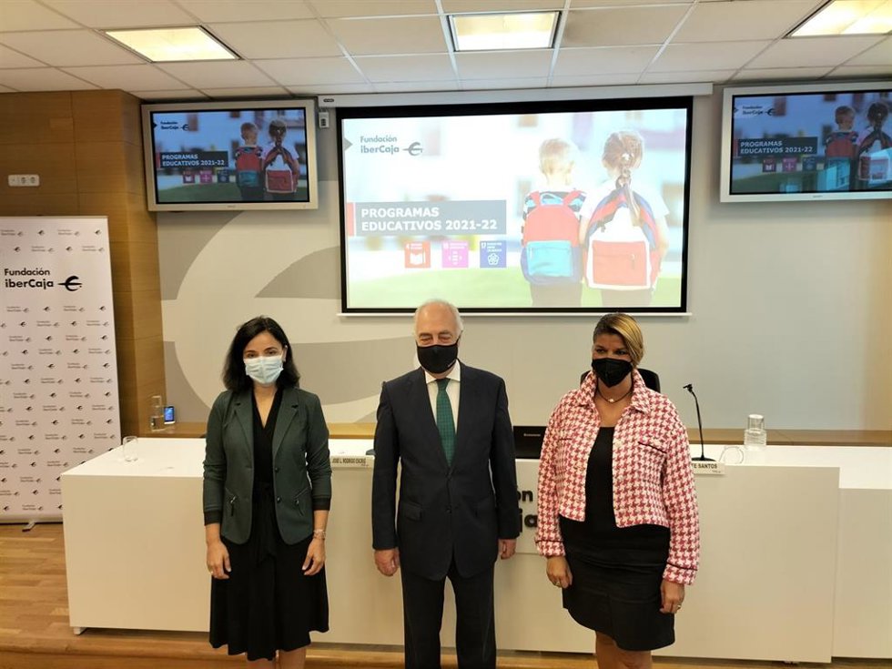 La coordinadora de Responsabilidad Social Corporativa y Proyectos de Educación de Fundación Ibercaja, Carmen Campos ; el director general de la Fundación José Luis Rodrigo Escrig; y la jefa del Área de Desarrollo Profesional, Mayte Santos.