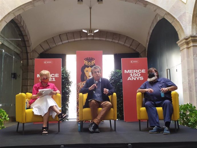 El teniente de alcalde, Jordi Martí, durante la presentación de la programación del MAC y los actos de cultura popular, acompañado de la directora artística del MAC, Marta Almirall, y el director de los actos tradicionales de la Merc, Xavier Cordomí.