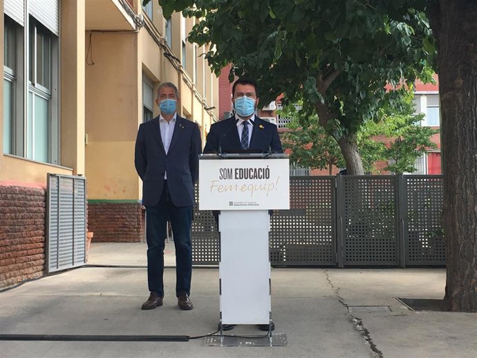 El presidente de la Generalitat, Pere Aragons, y el conseller de Educación, Josep Gonzlez-Cambray (detrás), en una rueda de prensa en la Escola Tanit de Santa Coloma de Gramenet (Barcelona) el primer día del curso 2021-2022