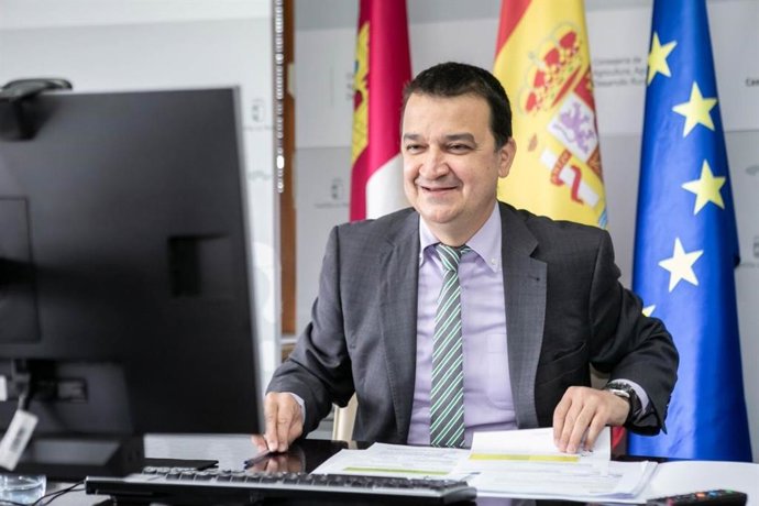 Archivo - El consejero de Agricultura, Agua y Desarrollo Rural, Francisco Martínez Arroyo, toma parte en la International Bureau de la AREV (Asamblea de Regiones Europeas Vitícolas), presidida por Castilla-La Mancha, que se desarrolla por videoconferenc