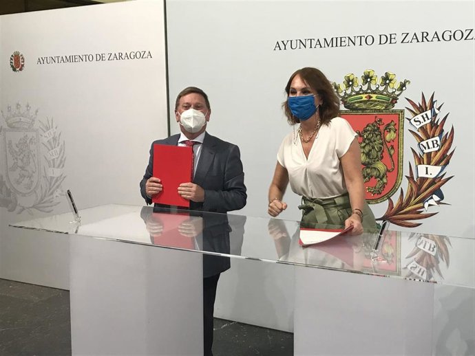 La consejera municipal de Economía, Innovación y Empleo del Ayuntamiento de Zaragoza, Carmen Herrarte, y el director gerente de la Federación del Consejo de Comercio de CEPYME Zaragoza, Ángel Gálvez Millán, han firmado un acuerdo de colaboración