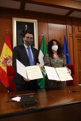 La consejera de Igualdad, Políticas Sociales y Conciliación de la Junta de Andalucía, Rocío Ruiz, y el alcalde de Córdoba, José María Bellido, con el convenio.