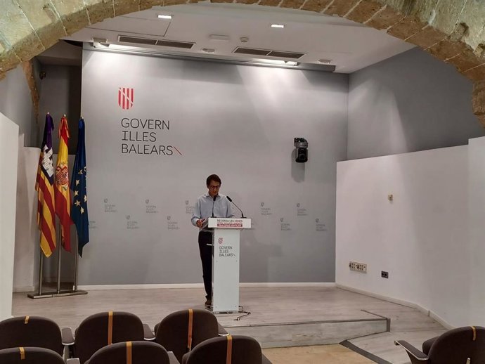 El portavoz del Govern, Iago Negueruela, en una rueda de prensa en el Consolat de Mar.