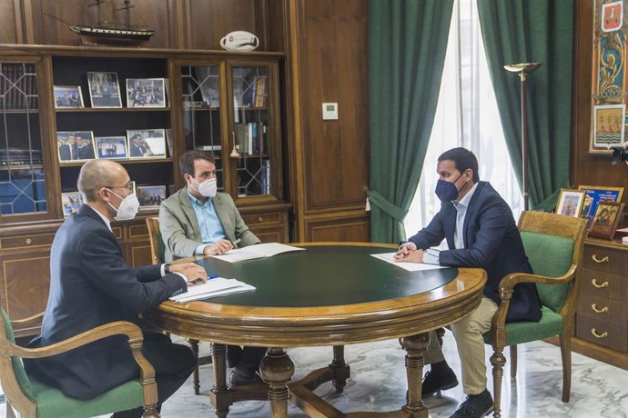 El presidente de Diputación, Javier Aureliano García, recibe la visita del director del Aeropuerto de Almería, Ignacio Tejero.