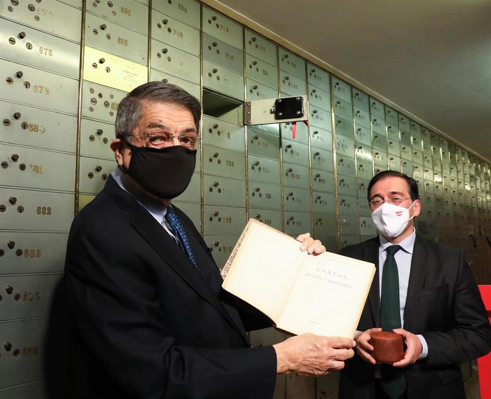 El escritor nicaragüense Sergio Ramírez  y el ministro de Asuntos Exteriores, Unión Europea y Cooperación, José Manuel Albares, durante el acto de entrega del Legado de Rubén Darío en la Caja de las Letras del Instituto Cervantes,