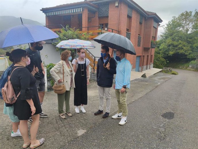 El diputado del PP Álvaro Queipo visita la carretera de Boo, en Aller