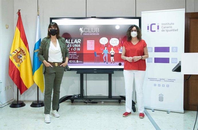 La directora de cine social, Mabel Lozano, y la directora del Instituto Canario de Igualdad, Kika Fumero, en la presentación de unas jornadas sobre la trata de mujeres