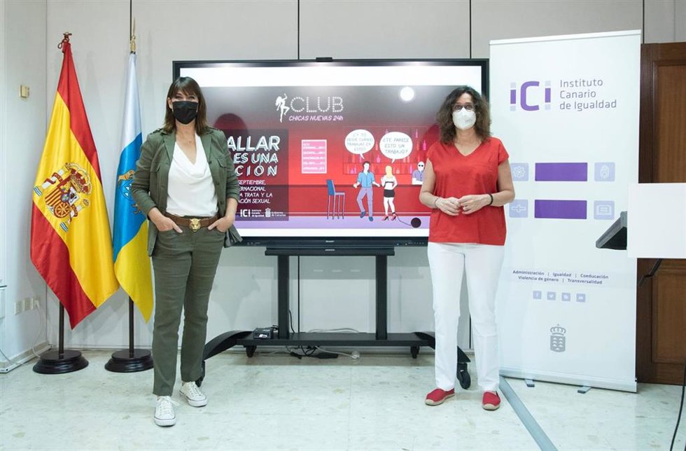 La directora de cine social, Mabel Lozano, y la directora del Instituto Canario de Igualdad, Kika Fumero, en la presentación de unas jornadas sobre la trata de mujeres