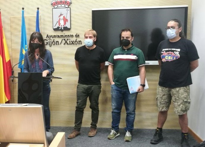 Daniel Ripa (Podemos Asturies), Laura Tuero (Podemos-Equo Xixón),  Ignacio Fuster y Fernando Álvarez, de CSI, en rueda de prensa, sobre la antigua Vauste, en el Ayuntamiento de Gijón