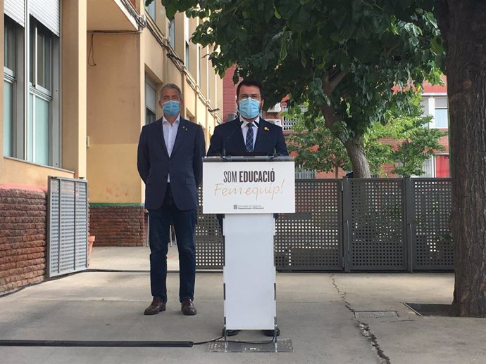 El president de la Generalitat, Pere Aragons, i el conseller d'Educació, Josep Gonzlez-Cambray (darrere), en una roda de premsa a l'Escola Tanit de Santa Coloma de Gramenet (Barcelona) el primer dia del curs 2021-2022