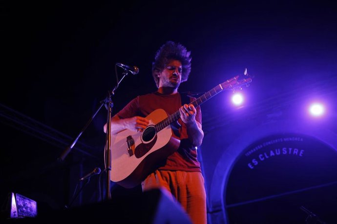El cantante Joan Vila durante su actuación en el certamen de Creación Musical del Programa Art Jove 2021.