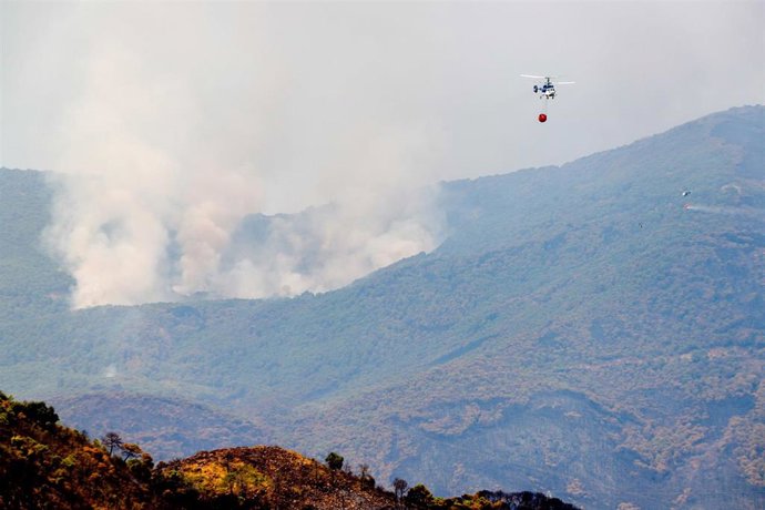 Helicópteros en los paraje calcinados por el incendio en Sierra Bermeja