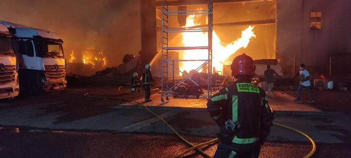 El incendio se declaró este domingo sobre las 19,20 horas. Generó una gran columna de humo visible desde kilómetros de distancia.