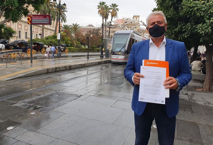 El portavoz adjunto de Cs, Miguel Ángel Aumesquet,  junto a la estación del tranvía del Archivo de Indias.