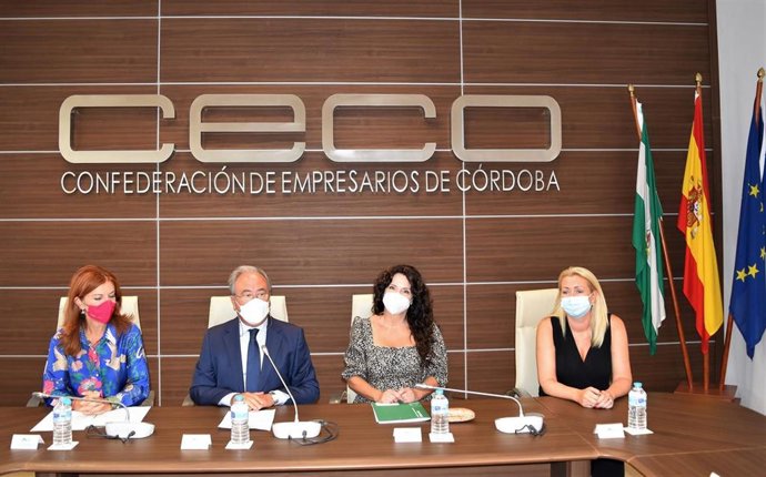 Rocío Ruiz (2 dcha.) en la constitución de la Comisión de Igualdad de CECO.