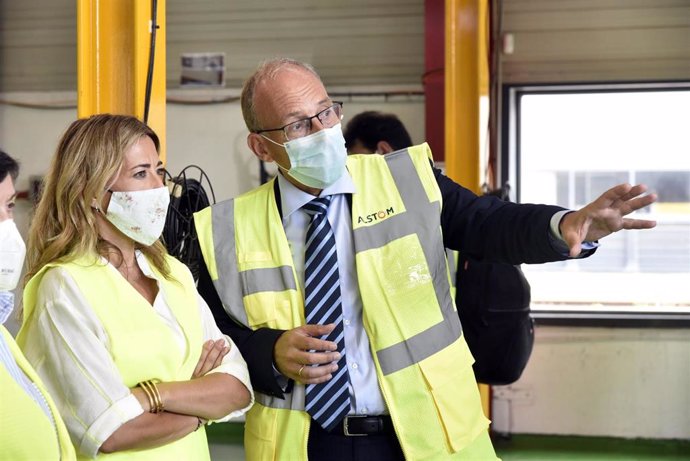 La ministra de Transportes, Raquel Sánchez, conversa con el presidente de Alstom España y Portugal, Leopoldo Maestu, durante una visita a la fábrica de Alstom este lunes en Barcelona.