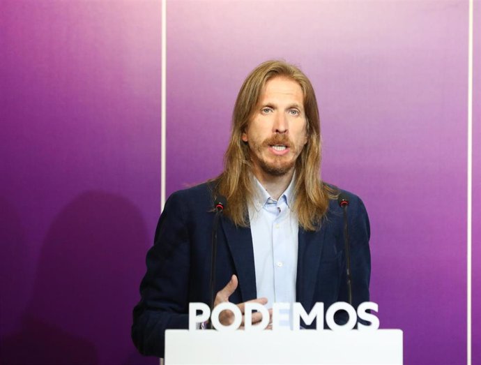 El coportavoz de Podemos y coordinador de la formación en Castilla y León, Pablo Fernández, ofrece una rueda de prensa en la sede del partido, a 13 de septiembre de 2021, en Madrid (España). Durante su comparecencia han anunciado que Podemos presentará 