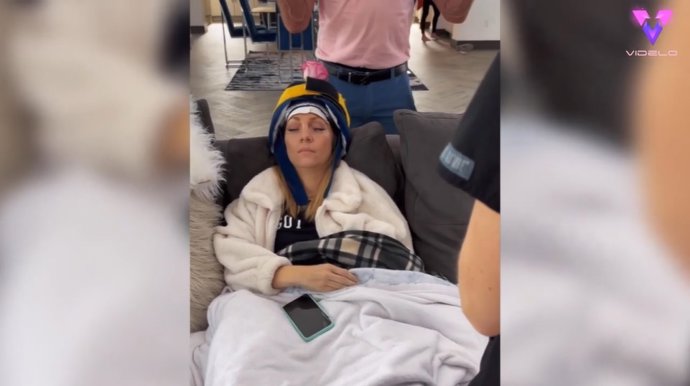 Después de una dura batalla contra el cáncer, esta mujer se quita el último gorro hipotérmico en un emotivo vídeo